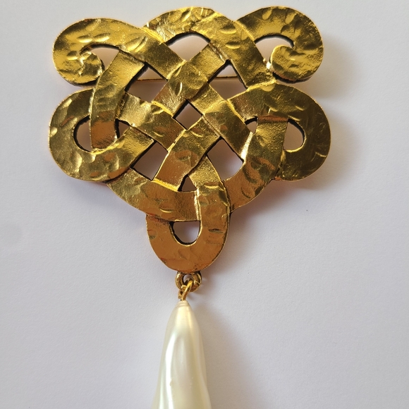 Vintage Chanel brass and simulated pearl drop knot Maison Goossens brooch, 1970s - Picture 4 of 11